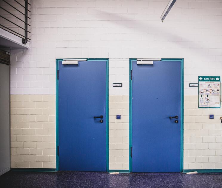Türen zu Kursräumen als Bild zum Log-in Bereich der IGS Großröhrsdorf